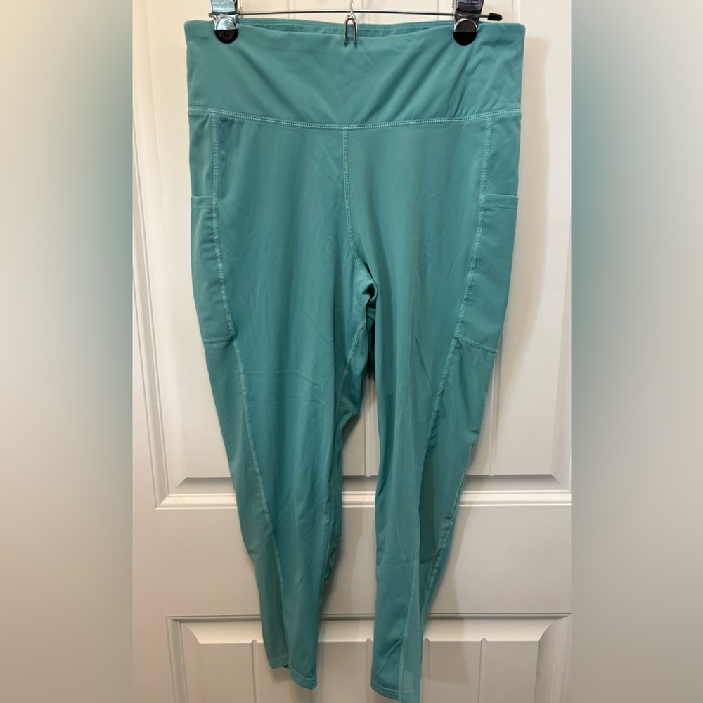 Crane Women's Teal athletic legging Capri. Size Large. Side sheer detail.